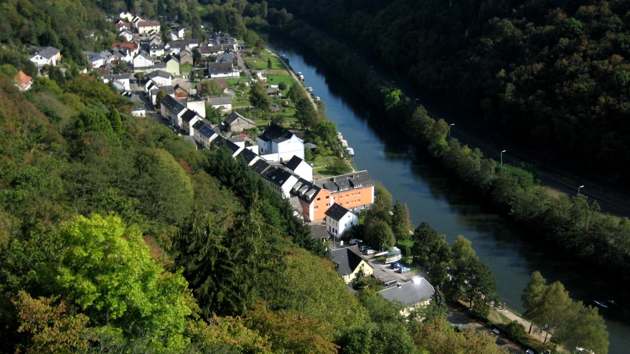 Außenansicht Haus am Fluss