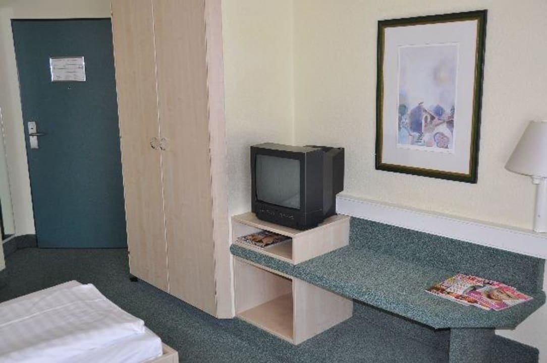 Fernseh, Schrank, Ablage IntercityHotel Hamburg-Altona
