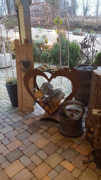 Liebevoll dekoriert vorm Eingang  Landhotel Zum Singenden Musikantenwirt