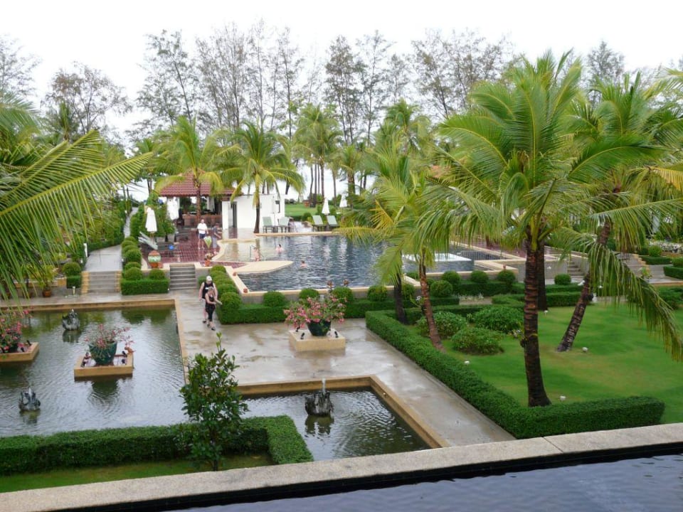 Blick von der Lobby auf die Gartenanlage The Briza Beach Resort Khaolak