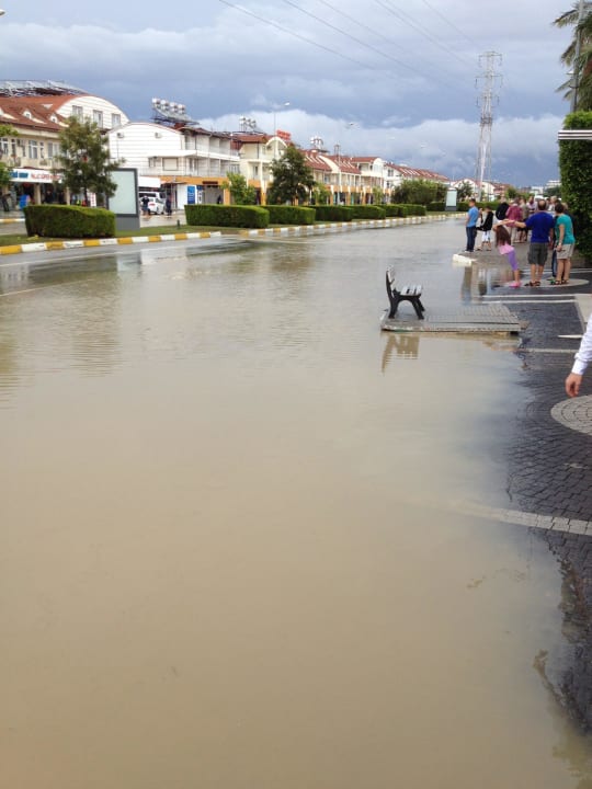 Überschwemmung Strasse Hotel Hane Family Resort