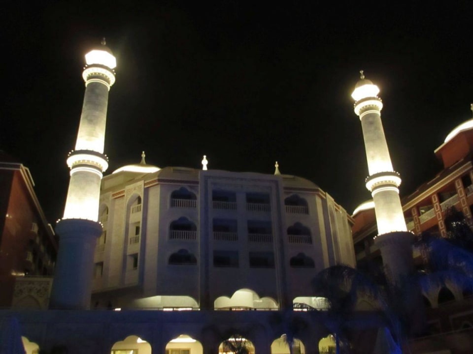 Bei Nacht Royal Taj Mahal Hotel