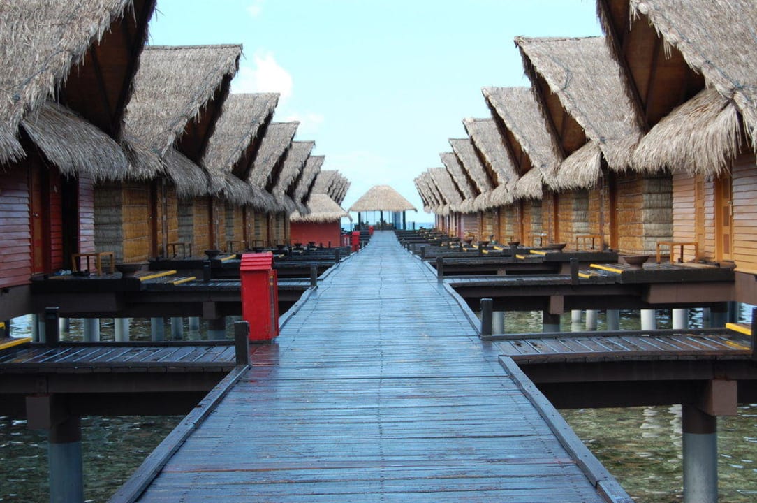 Steg führt vorbei an 40 Villen zur Rezeption Adaaran Select Hudhuran Fushi - Premium All Inclusive