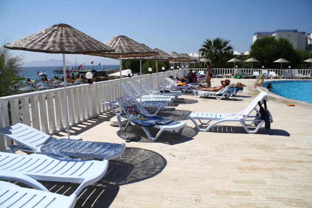 Basen i plaza Charm Beach Hotel