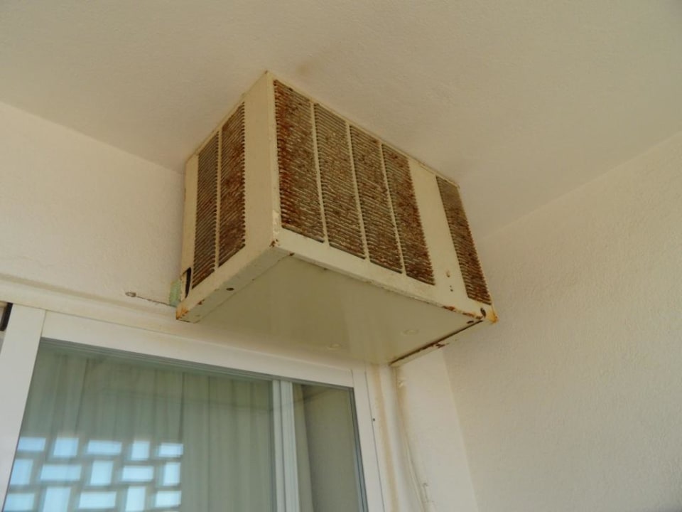 Balkon mit verrostetem Kompressor der Klimaanlage Hotel Sol e Mar Adults Only