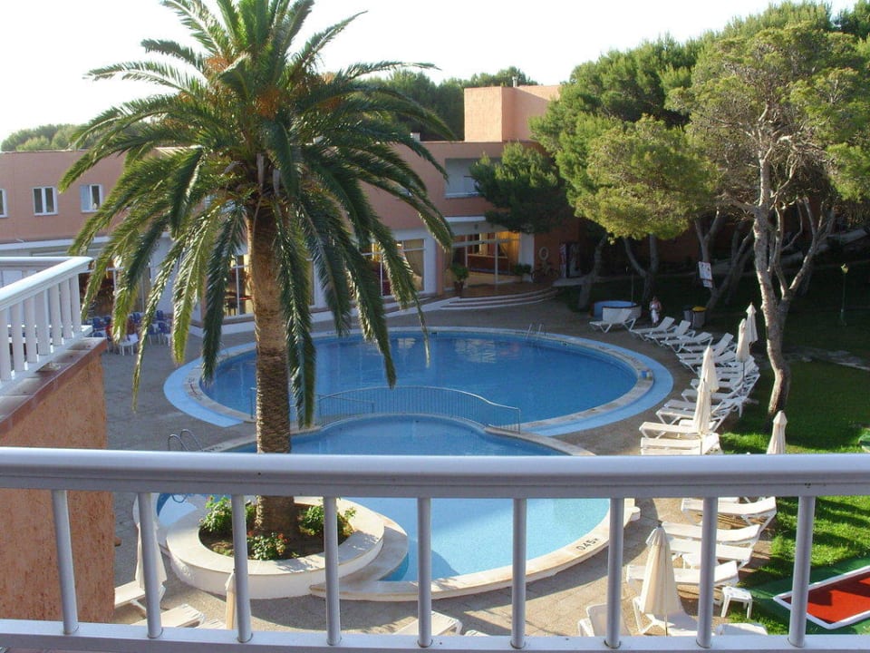 Blick vom Balkon auf die Poolanlage Hotel Xaloc Playa