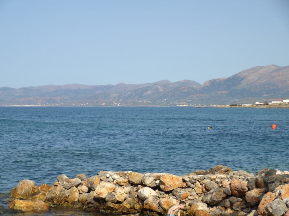 Widok na morze i skałki Eri Beach & Village