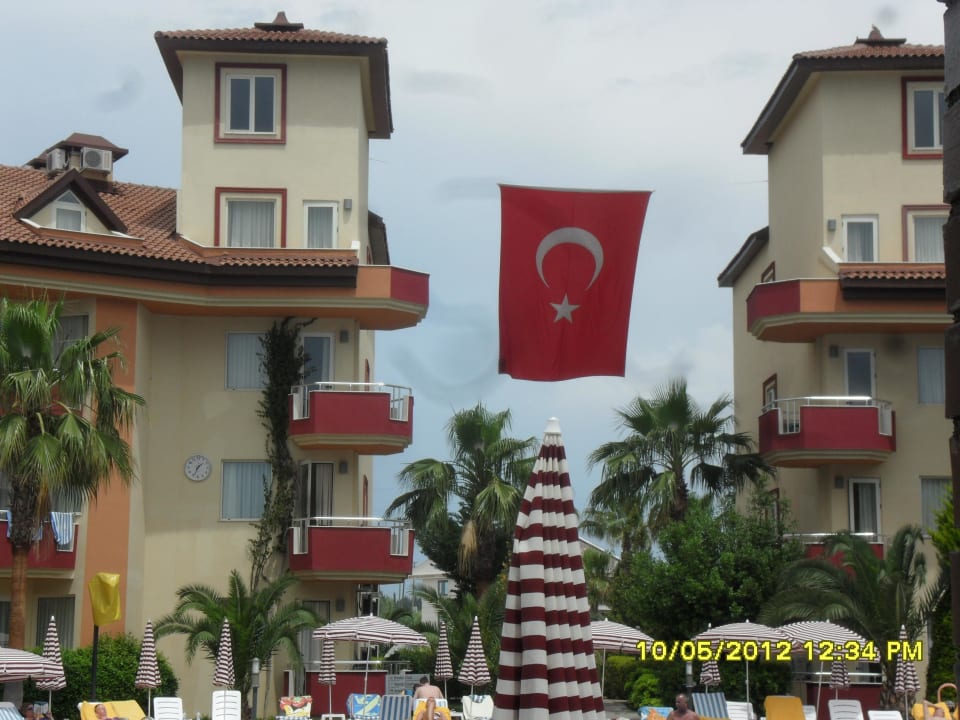 Fahne zwichen den Wohnhäusern Hotel Orfeus Park