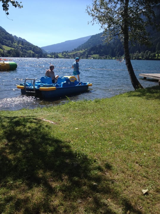 Mit dem Tretboot auf den See Familien -Sportresort Brennseehof
