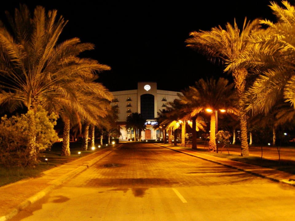Außenansicht bei Nacht Hotel Danat Jebel Dhanna Resort