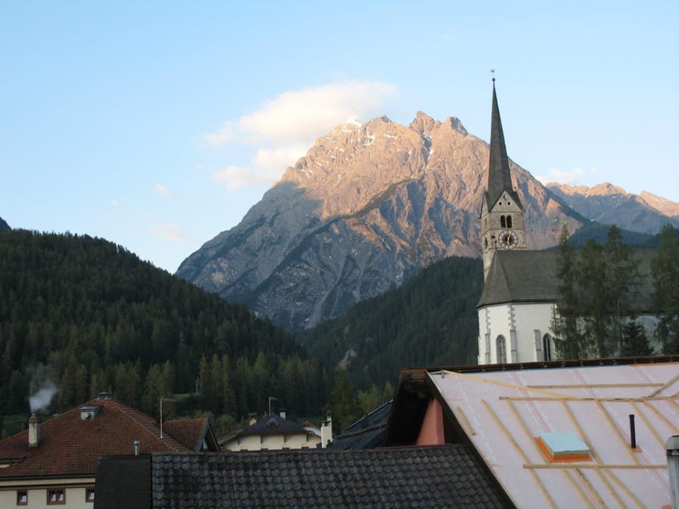 Kirche von Scuol Hotel Conrad