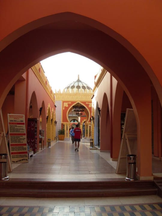 Shoppingmeile vom Eingang aus Pickalbatros Alf Leila Wa Leila Resort - Neverland Hurghada