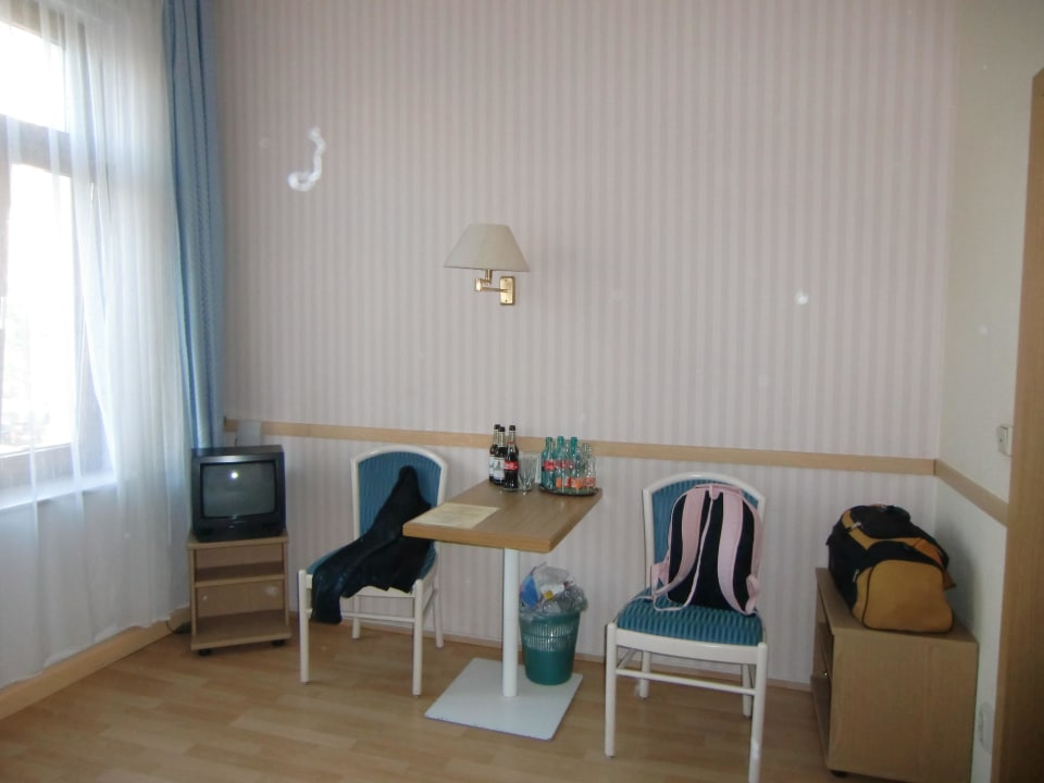 Sitzbereich mit Fehrnseher und kleinem Schrank Hotel Ratskeller