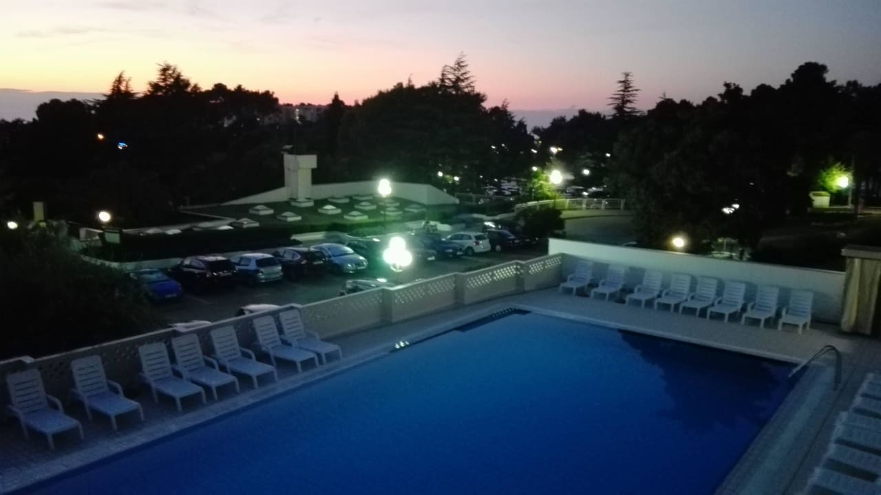 Blick auf die Poolanlage Hotel Plavi Plava Laguna