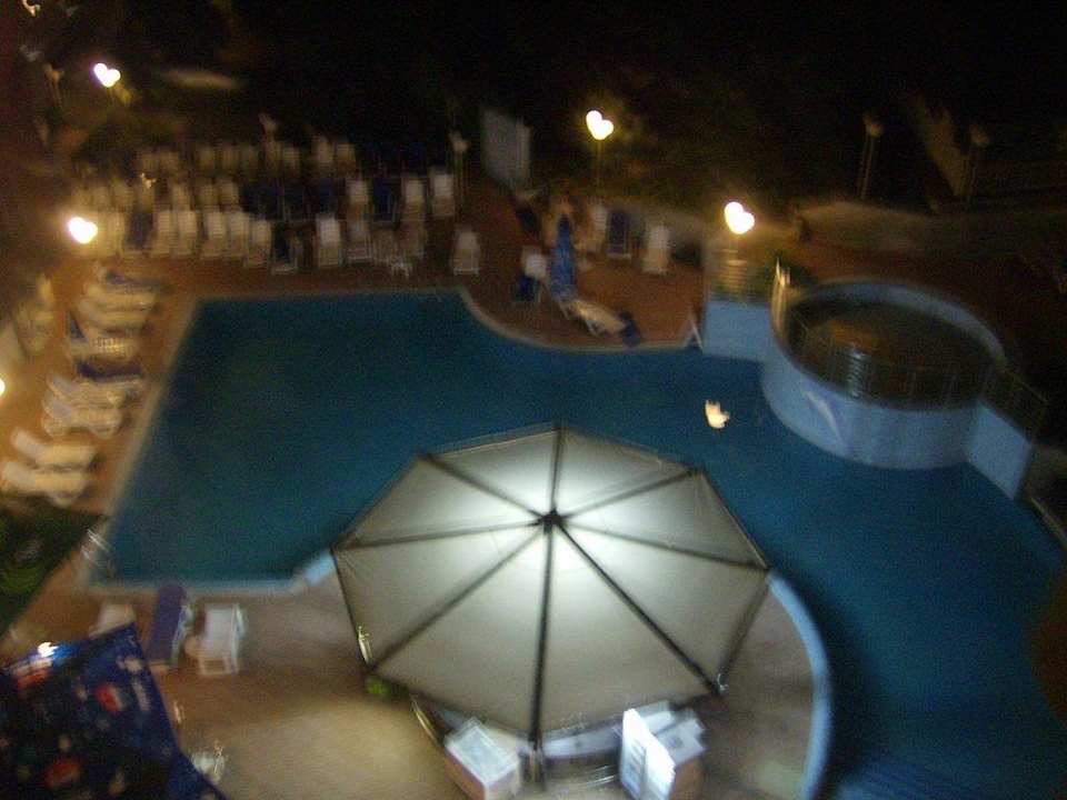 Widok z pokoju nocą  Hotel Nikea Park