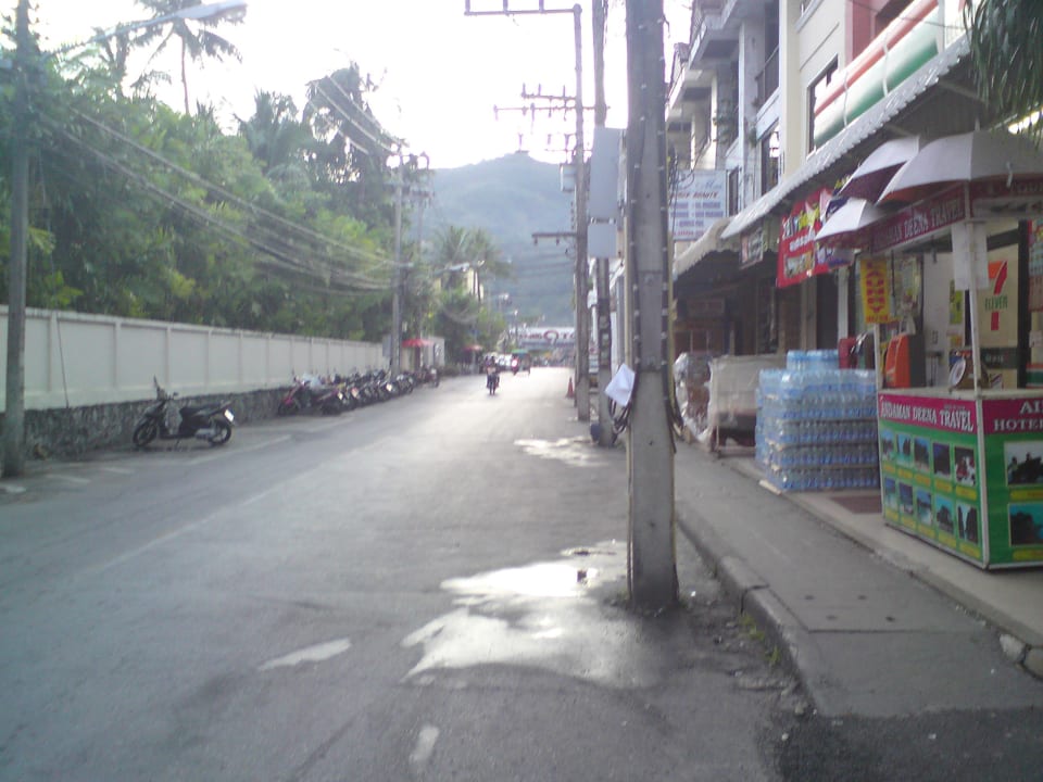 Links Richtung Shopping Meilen Burasari Phuket