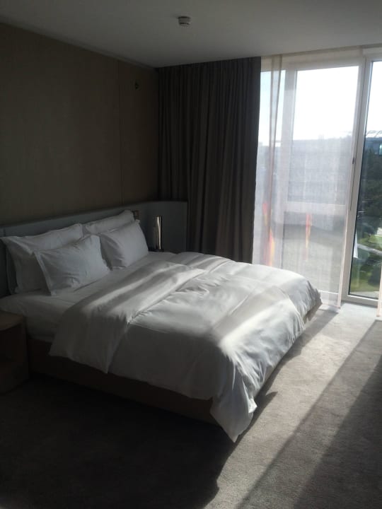 Bett im Schlafbereich Suite 323 The Ritz-Carlton Wolfsburg