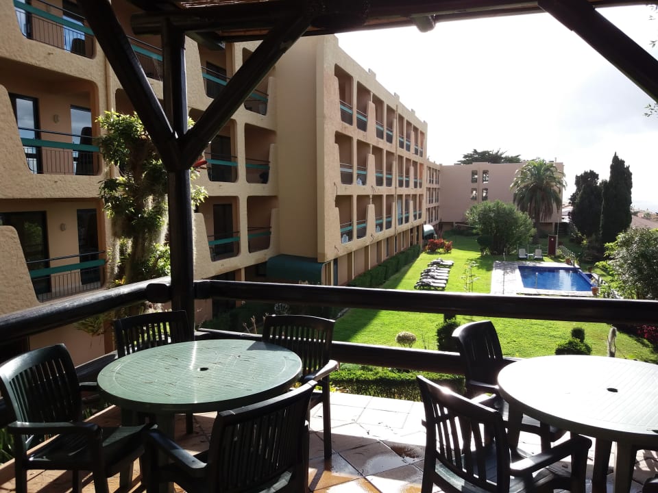 Blick von der Frühstücksterrasse auf den Pool bei Block 1 un Hotel Dom Pedro Garajau
