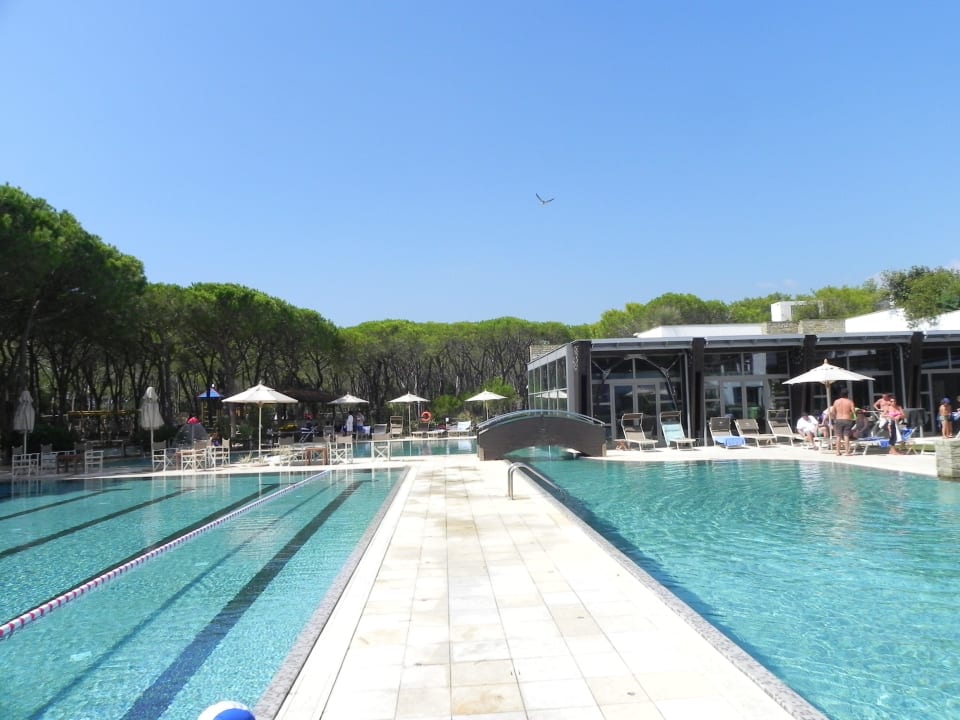 Poollandschaft im Pinienwald Riva del Sole Resort & SPA