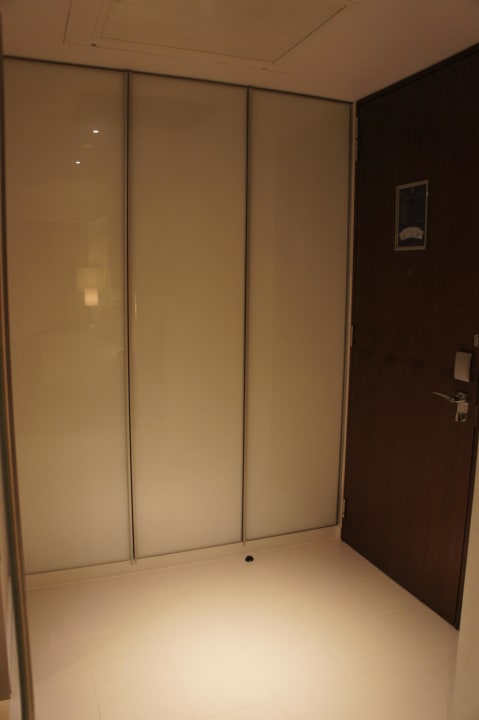 Großer 3-türiger Kleiderschrank (Safe inside) Crowne Plaza Dubai - Festival City by IHG