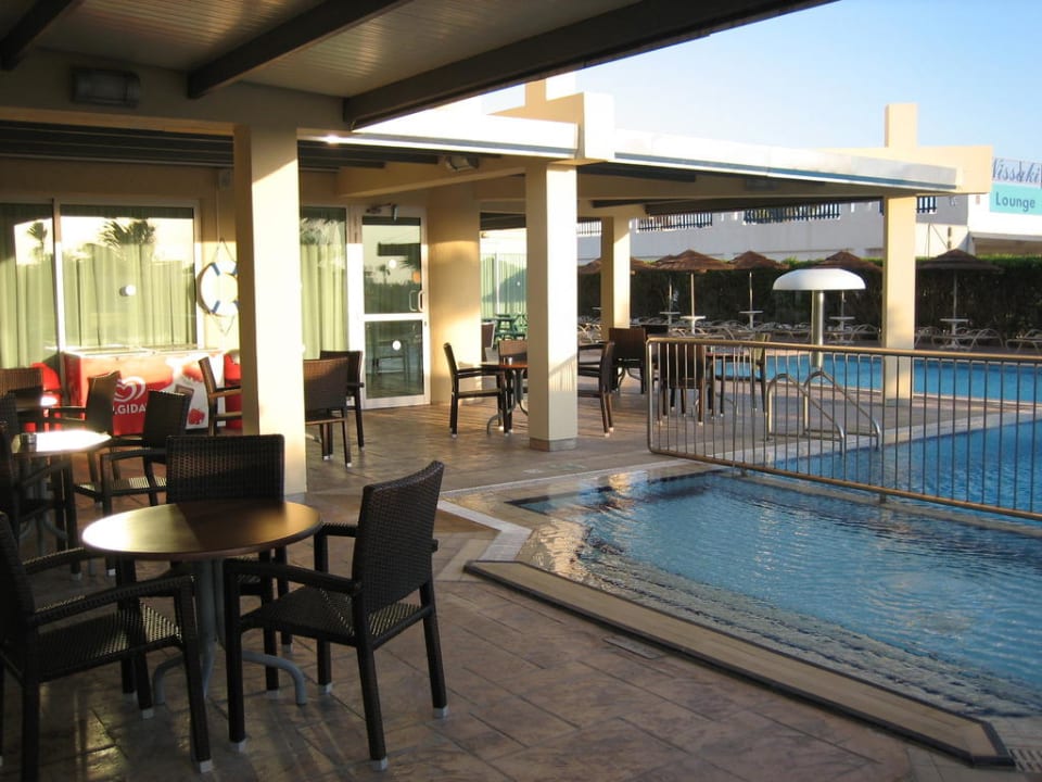 Blick auf den Pool und Bar-Terrasse Tasia Maris Gardens