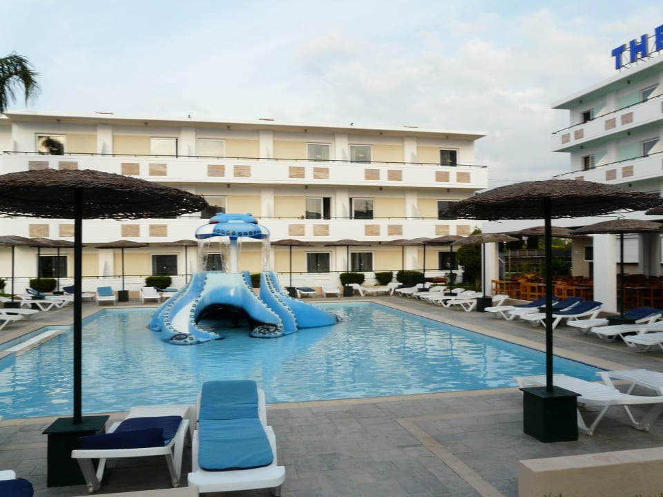 Basen ze zjeżdżalnią dla dzieci Dodeca Sea Resort