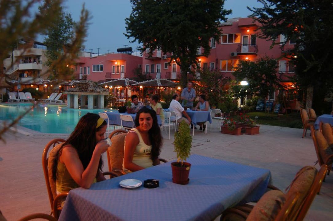 Aussenansicht vor abend Hotel Truva