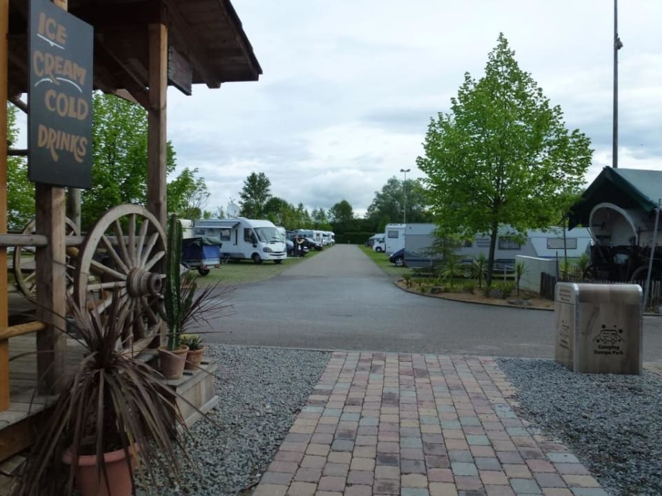 Blick zu den Stellplätzen Tipi Town Europa-Park