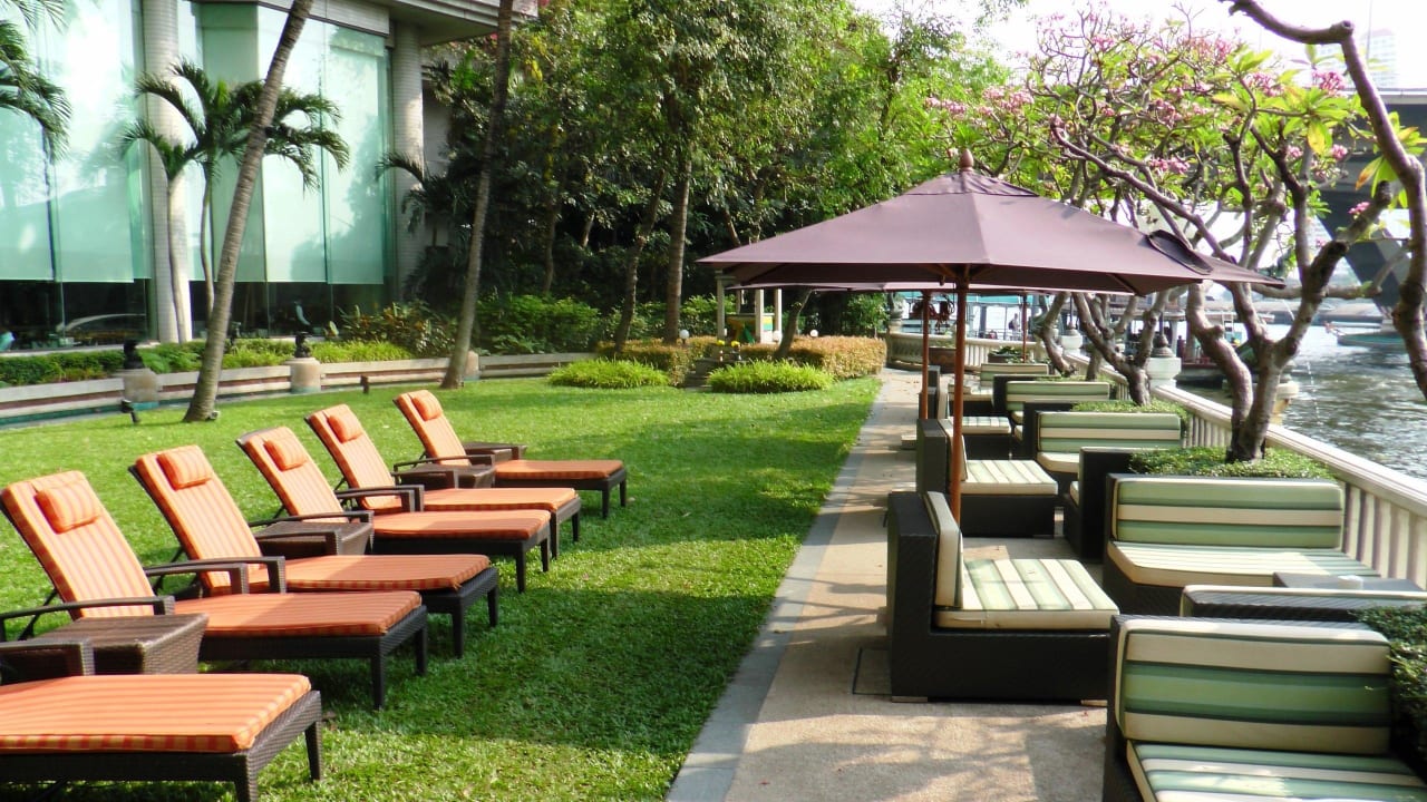 Liegestühle u. Sitzgruppen Shangri-La Hotel, Bangkok