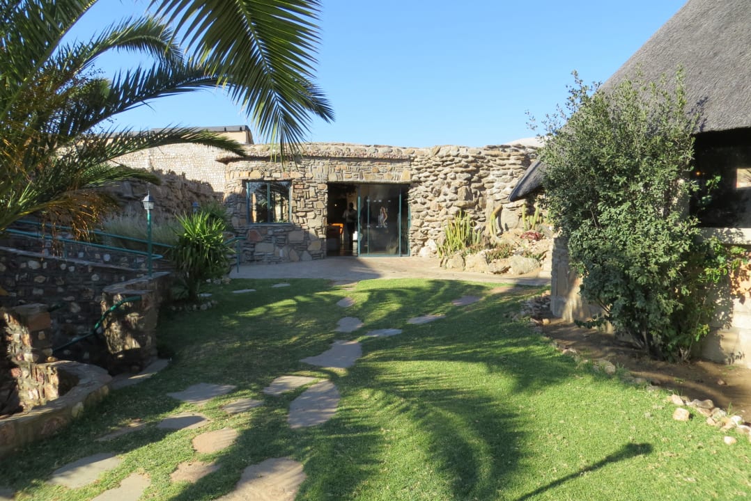 Vor dem Speiseraum Onjala Lodge