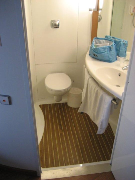Bad im Zimmer 322 Hotel Ibis Adliswil