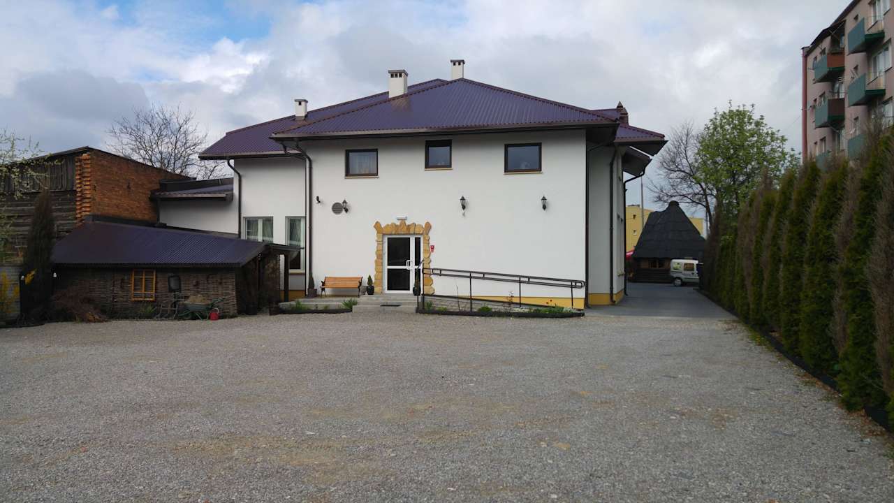 Hoteleigener Parkplatz Hotel Gościniec Podkowa