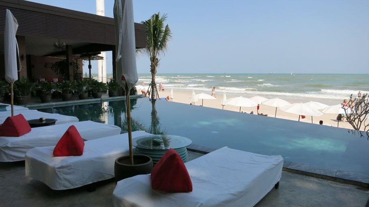 Relaxliegen am Abend Laksasubha Hua Hin