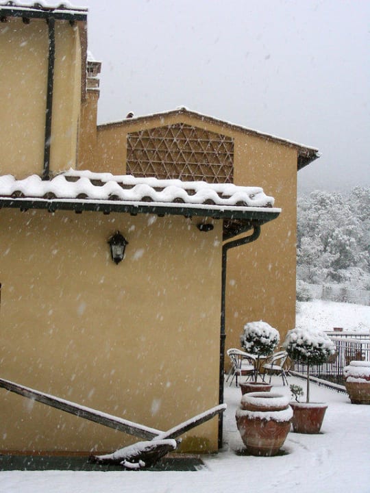 Sorcio dell'hotel sotto la neve Hotel Casolare le Terre Rosse