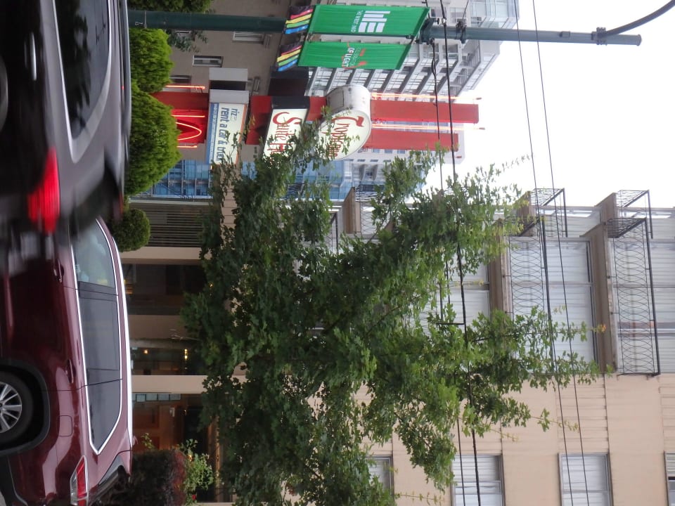 Blick auf die Straßenfront des Hotels Tropicana Suite Hotel