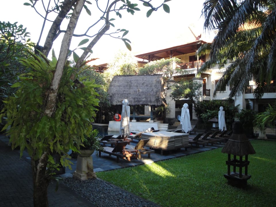 Poolbereich vor unserem Zimmer Puri Santrian