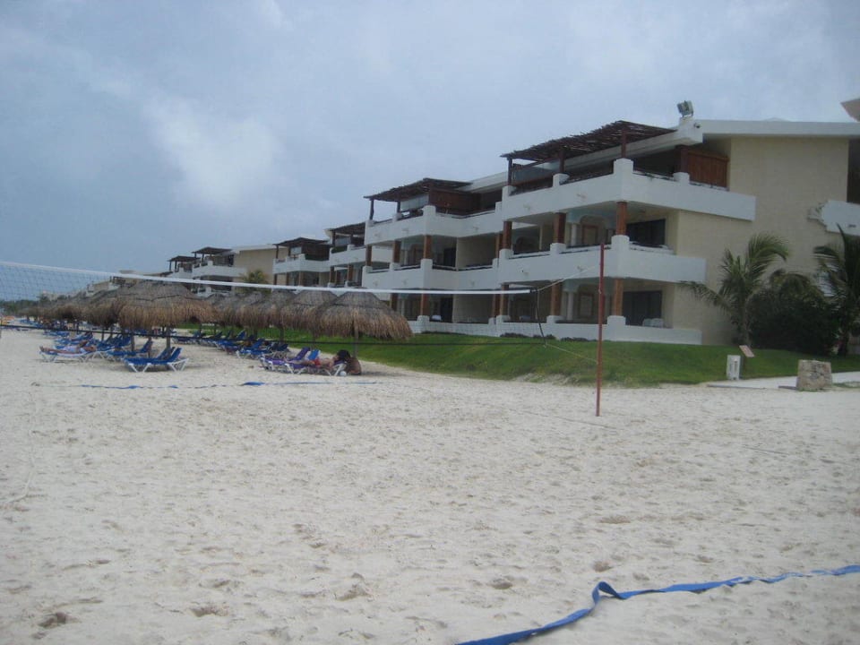 Gebäude vom Strand aus Dreams Sapphire Resort & Spa