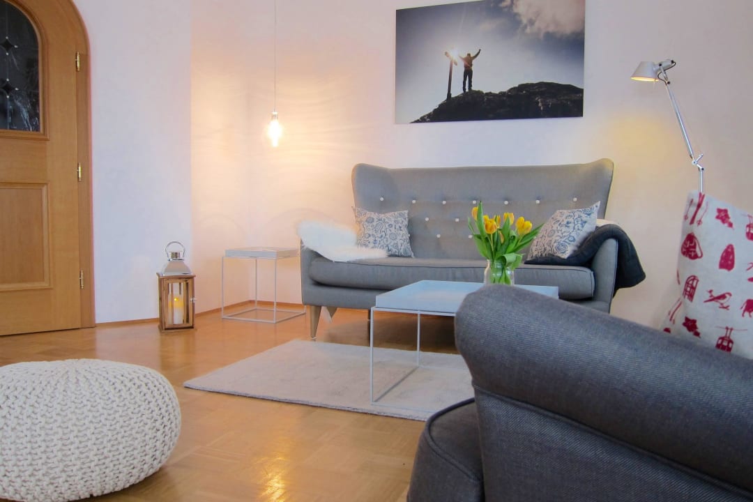 Wohnzimmer mit gemütlicher Sitzecke Ferienwohnung Alpspitzliebe