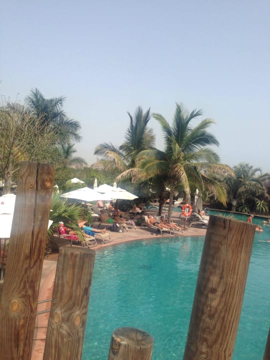 Eine der vielen Brücken über die Poolanlage Lopesan Baobab Resort