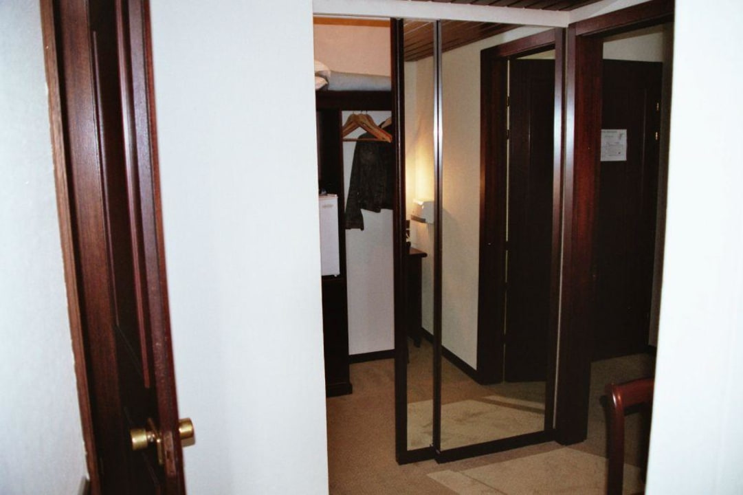 Ein kleines Ankleidezimmer Pestana Bahia Praia Nature & Beach Resort