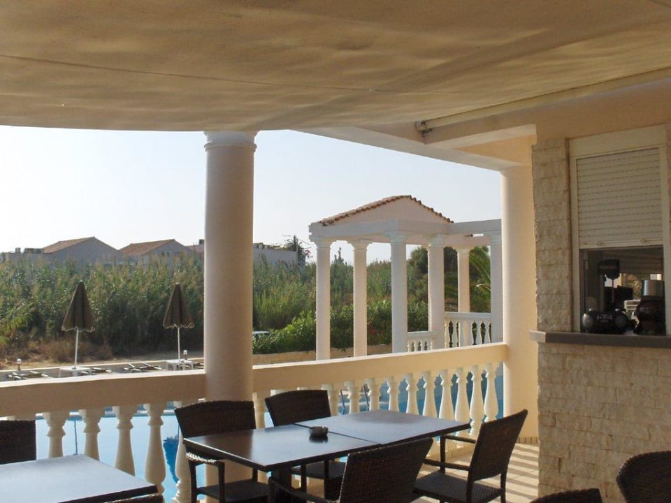 Terrasse bei der Bar Caretta Beach Hotel