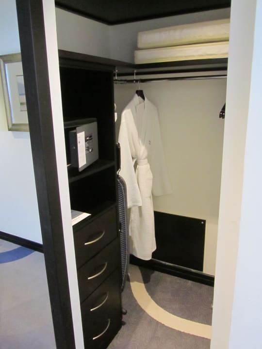 Begehbarer Schrank Hotel Le Meridien Al Aqah Beach Resort