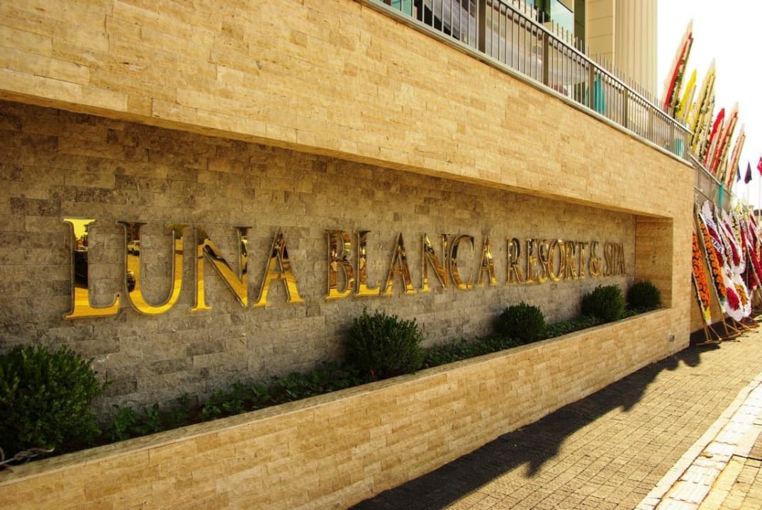 Am Eingang Luna Blanca Resort & Spa