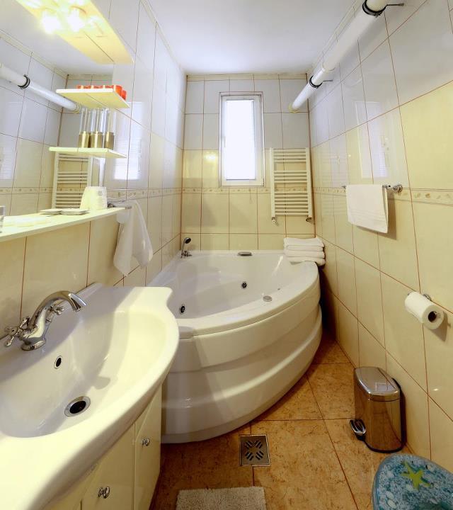Bathroom with jacuzzi Boutique Apartments Cluj Napoca