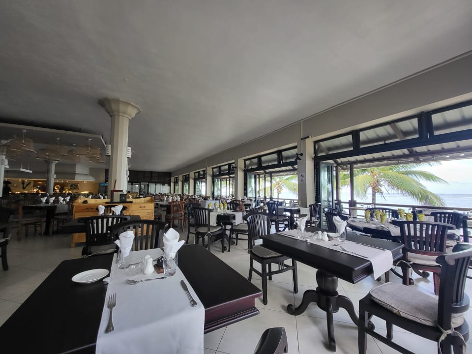Gastro Le Peninsula Bay Beach Resort & Spa