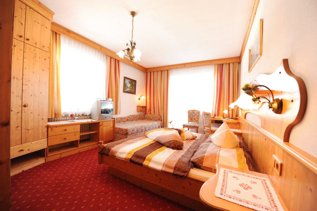 Zimmer mit Massivholzmöbel  Gasthof & Landhaus Friedburg