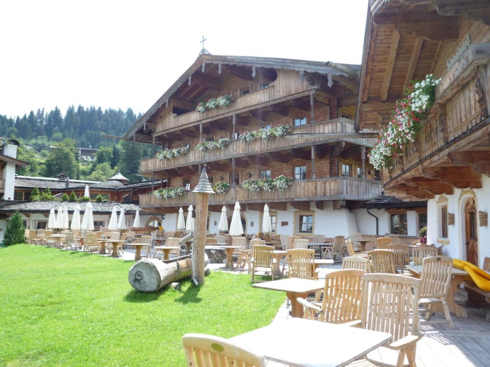Blick auf die Terrasse Biohotel Stanglwirt