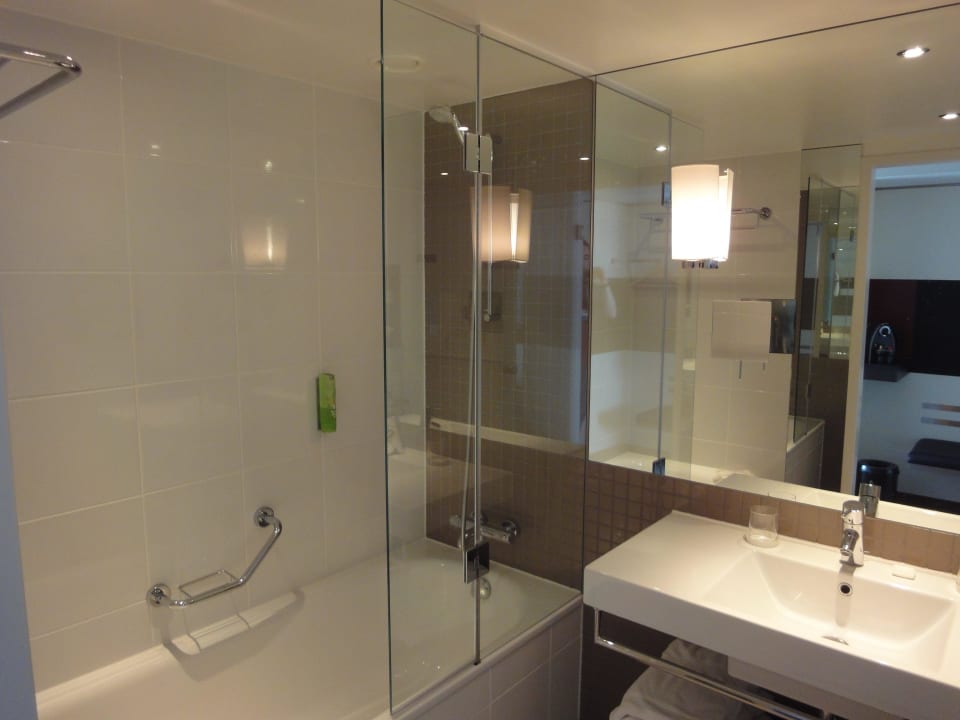 Badezimmer, Zimmer 2005 (Abreise) Mövenpick Hotel Amsterdam City Centre