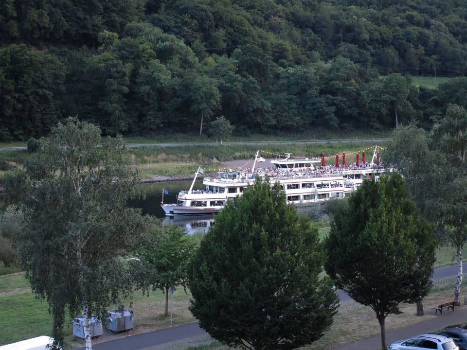 Moselschifffahrt vor der Tür Hotel Fritz