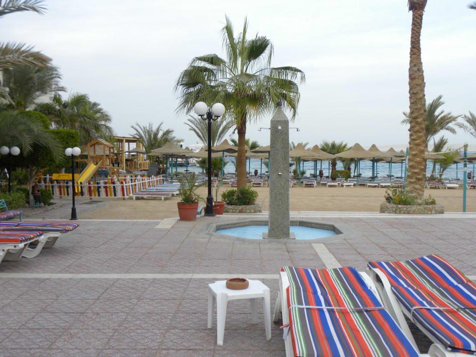 Blick vom Pool, links Spielplatz, Volleyballplatz Bella Vista Resort Hurghada